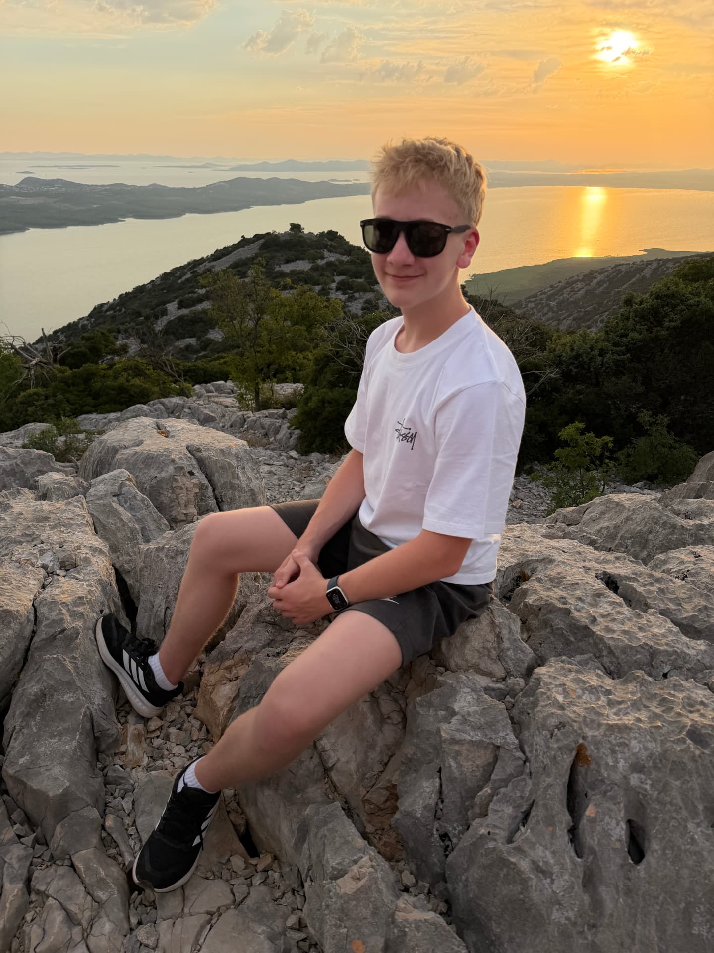 Matěj Karlovský při západu slunce nad mořem